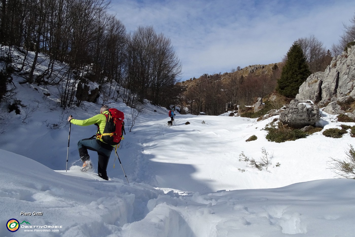 45 Ed ora si cammina in saliscendi pestando, affondando anche  nella neve.JPG